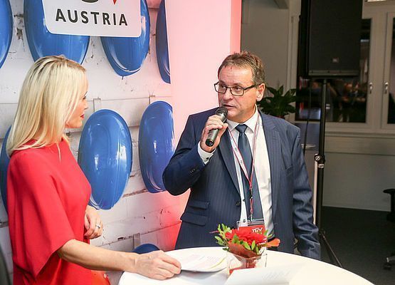 Am 12. Oktober 2017 eröffnete die TÜV AUSTRIA Group das neue Kompetenzzentrum in Oberösterreich. 200 Gäste aus Wirtschaft, Wissenschaft und Forschung folgten der Einladung.