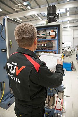 TÜV AUSTRIA inspection engineer Andreas Oberweger in the PWA / Bernardo central warehouse, Engerwitzdorf, (C) Bernardo