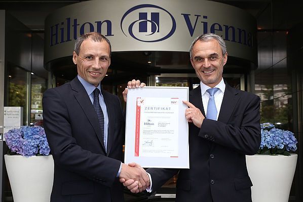 Stefan Wallner, Executive Director of TÜV AUSTRIA CERT GMBH and Business Area Manager LTC – Life, Training & Certification, presents the TÜV AUSTRIA Hotel Safety & Security Certificate to Norbert B. Lessing, Country General Manager Hilton Hotels Austr