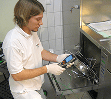 Hygieneprüfung an Steckbeckenspülern - TÜV AUSTRIA Medizintechnik / Krankenhaustechnik (C) TÜV AUSTRIA, Andreas Amsüss