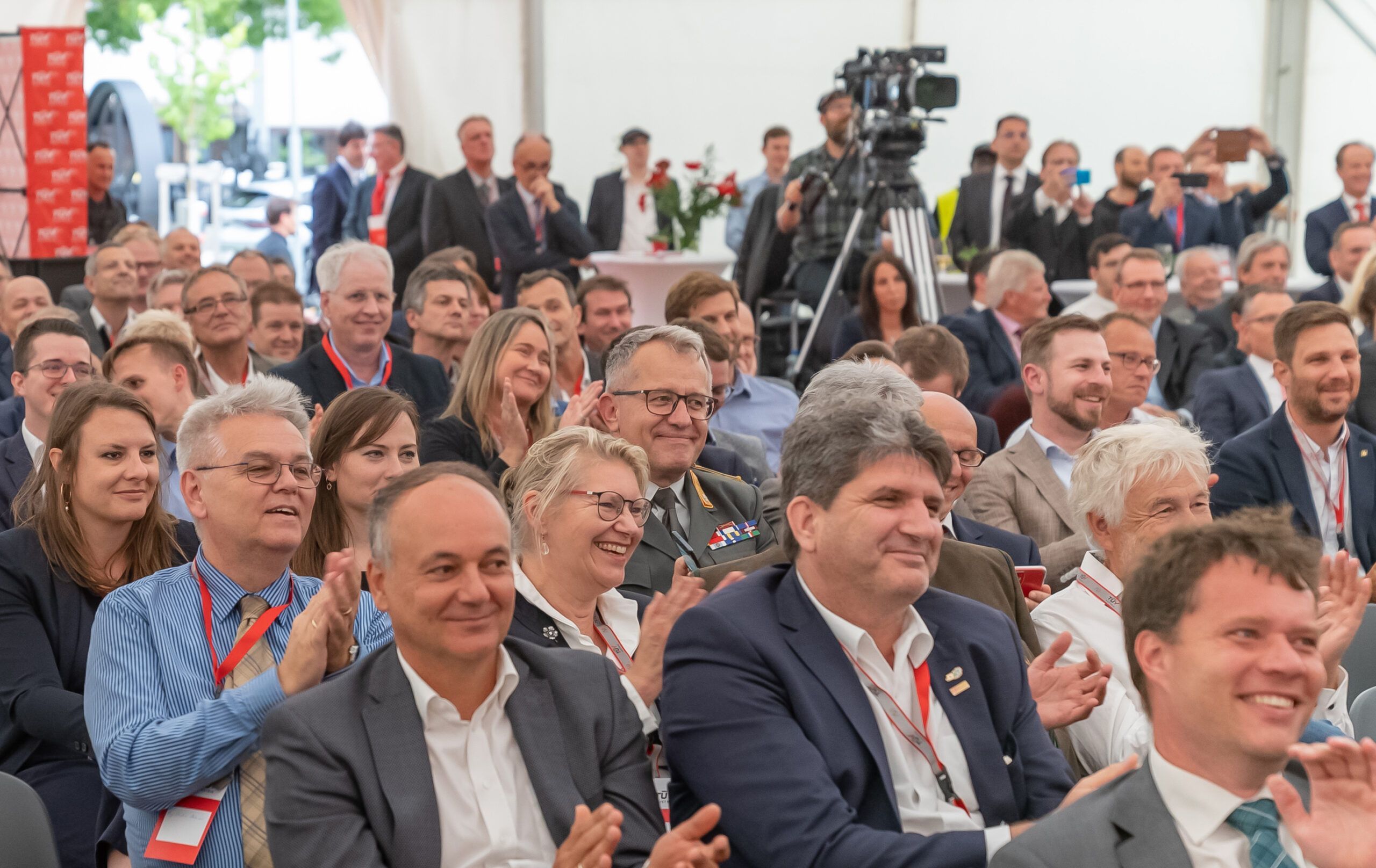 300 Gäste aus Wirtschaft, Wissenschaft, Forschung, Politik und Behörden folgten am Freitagabend der Einladung des TÜV AUSTRIA, um TÜV AUSTRIA 150 zu feiern und gemeinsam die Zukunft zu leben im TÜV AUSTRIA Technology & Innovation Center in Wien. (C) TÜV AUSTRIA, Rainer Hackstock