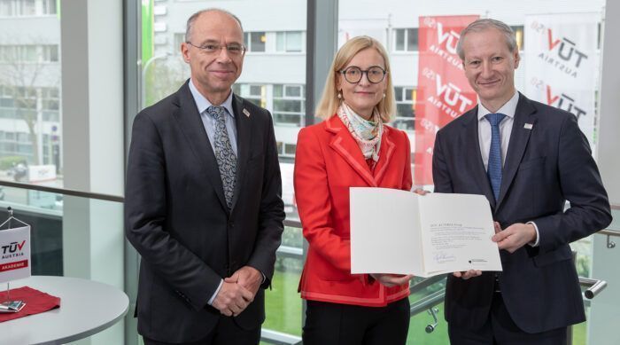 Anlässlich seines 150-jährigen Jubiläums übernimmt TÜV AUSTRIA die Buchpatenschaft über ein Werk einer seiner prägendsten Persönlichkeiten der Unternehmensgeschichte, Peter Zwiauer. Zum 50-Jahr-Jubiläum der "Dampfkessel-Untersuchungs- und Versicherungs-Gesellschaft auf Gegenseitigkeit, veröffentlichte ihr Direktor Peter Zwiauer im Jahre 1922 die Schrift „50 Jahre des Bestehens der DUVG“:  v.l.n.r. TÜV AUSTRIA CFO Christoph Wenninger, Generaldirektorin der Österreichischen Nationalbibliothek, Johanna Rachinger, TÜV AUSTRIA CEO Stefan Haas. Foto (C) TÜV AUSTRIA, Mario Koller, Marion Huber.