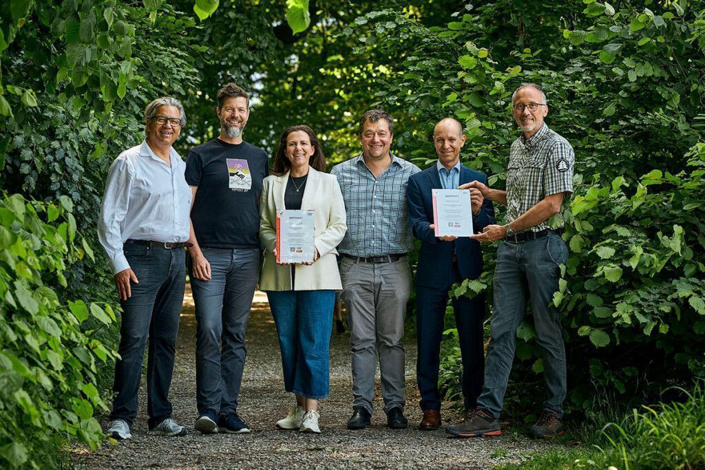 Premiere für regionale Wald-Klimaschutzprojekte: Tree.ly verleiht die ersten TÜV AUSTRIA-zertifizierten CO2-Gutschriften: V.l.n.r. Christian Lutz (GF Tree.ly), Jodok Batlogg (GF Tree.ly), Karin Feurstein-Pichler (Stadträtin Dornbirn), Andreas Drexel (Forstbetriebsleiter Stand Montafon), Thomas Fleischanderl (TÜV Austria), Walter Amann (Forstbetriebsleiter FBG Jagdberg). (C) tree.ly, Darko Todorovic