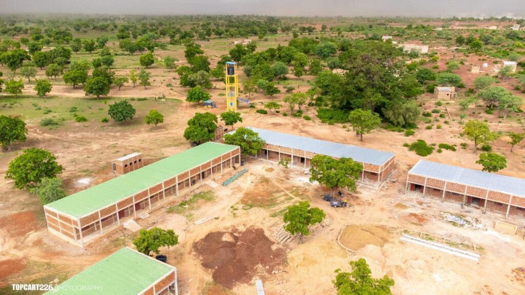 Neubau der Technischen Schule Bethel High School in Nanoro, Burkina Faso: Im Hintergrund der Brunnen, davor Werkstättengebäude und drei der vier Klassengebäude (eines je Jahrgang) mit je vier Klassen. (C) ICEP, TOPCart226