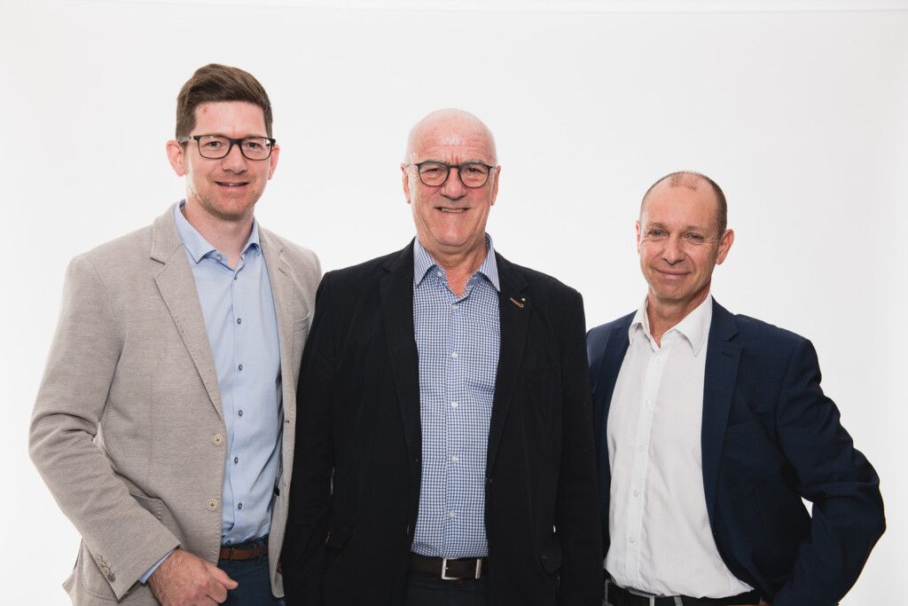 Ingenieurbüro Moser GmbH Geschäftsführer Ing. Robert Schmidt, MSc (l) und Dipl.-Ing. Thomas Fleischanderl (r) mit Moser Wasser-Gründer Ing. Alfred Moser