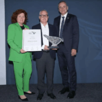 TÜV AUSTRIA Regional Director Ost Jochen Bognar überreichte in Eisenstadt den 1. Platz Kleinbetriebe an CB Nutrition GmbH aus Siegendorf. (v.l.): WK Burgenland-Direktorin-Stv. Doris Kranabetter, CB Nutrition-Geschäftsführer Christian Schlager und Jochen Bognar. (c) Guenther Peroutka | Die Presse