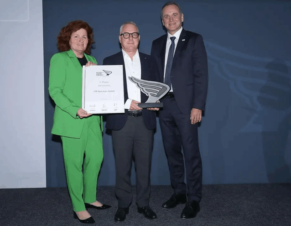 TÜV AUSTRIA Regional Director Ost Jochen Bognar überreichte in Eisenstadt den 1. Platz Kleinbetriebe an CB Nutrition GmbH aus Siegendorf. (v.l.): WK Burgenland-Direktorin-Stv. Doris Kranabetter, CB Nutrition-Geschäftsführer Christian Schlager und Jochen Bognar. (c) Guenther Peroutka | Die Presse