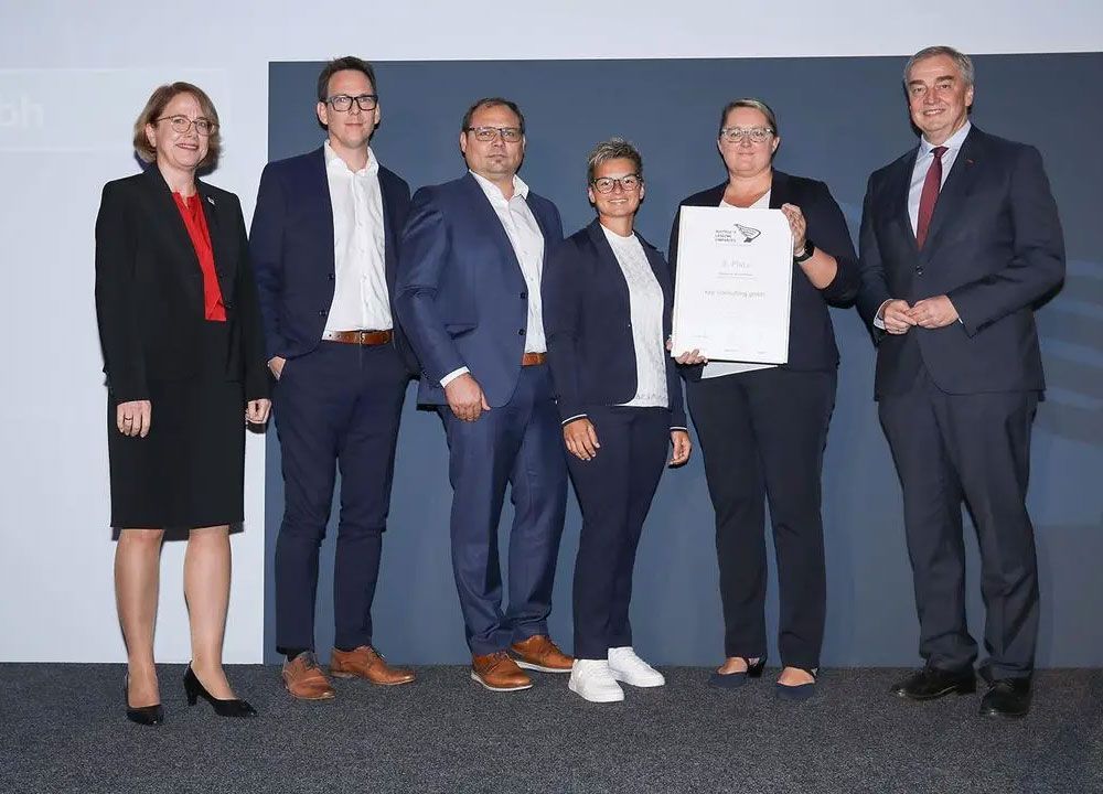 ALC Niederösterreich 2. Platz Kleinbetriebe: kpp Consulting GmbH aus Schrems - (v. l.) Elisabeth Pichler, Leiterin TÜV Austria Zertifizierungsstelle, die kpp-Gesellschafter Thomas Traxler, Stefan Hackl, Lisa Muthsam und Verena Häusler sowie WK Niederösterreich-Vizepräsident Christian Moser. (c) Guenther Peroutka | Die Presse