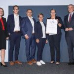 ALC Niederösterreich 2. Platz Kleinbetriebe: kpp Consulting GmbH aus Schrems - (v. l.) Elisabeth Pichler, Leiterin TÜV Austria Zertifizierungsstelle, die kpp-Gesellschafter Thomas Traxler, Stefan Hackl, Lisa Muthsam und Verena Häusler sowie WK Niederösterreich-Vizepräsident Christian Moser. (c) Guenther Peroutka | Die Presse