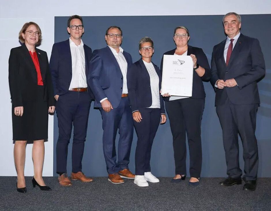 ALC Niederösterreich 2. Platz Kleinbetriebe: kpp Consulting GmbH aus Schrems - (v. l.) Elisabeth Pichler, Leiterin TÜV Austria Zertifizierungsstelle, die kpp-Gesellschafter Thomas Traxler, Stefan Hackl, Lisa Muthsam und Verena Häusler sowie WK Niederösterreich-Vizepräsident Christian Moser. (c) Guenther Peroutka | Die Presse