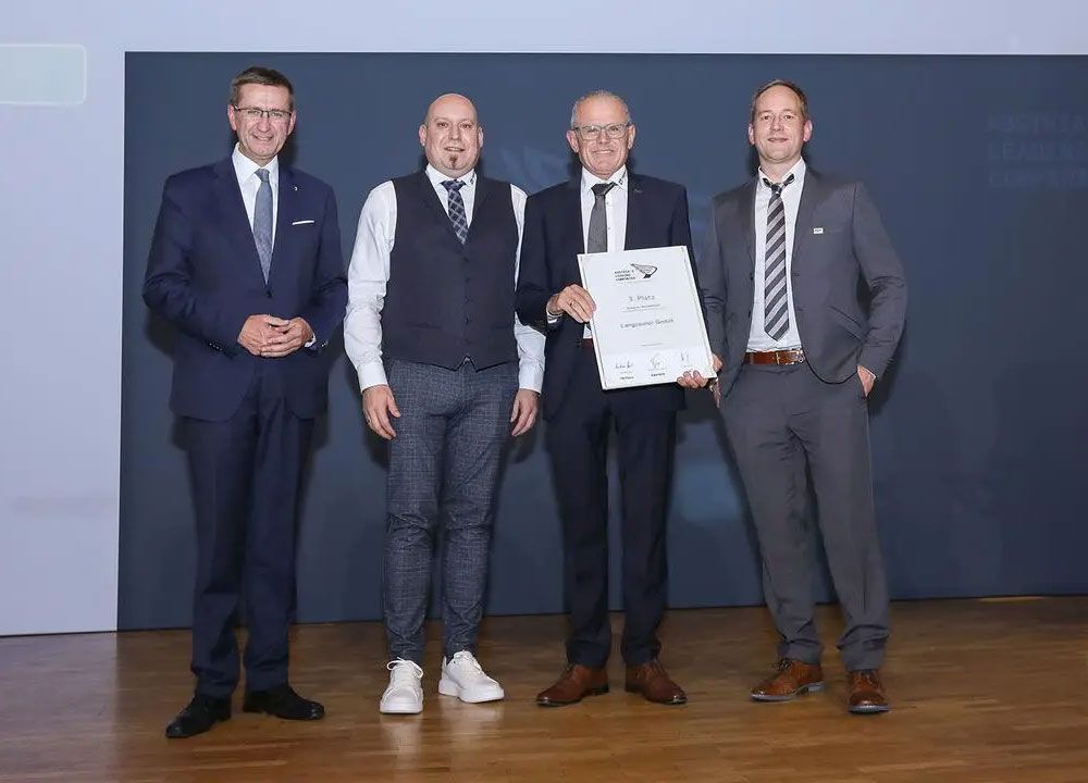 ALC 2025: TÜV AUSTRIA-Repräsentant Oliver Scheuringer überreichte den 3. Platz Mittelbetriebe an Langzauner GmbH aus Lambrechten. (c) Die Presse | Guenther Peroutka