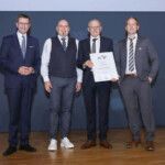 ALC 2025: TÜV AUSTRIA-Repräsentant Oliver Scheuringer überreichte den 3. Platz Mittelbetriebe an Langzauner GmbH aus Lambrechten. (c) Die Presse | Guenther Peroutka