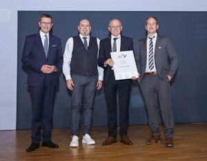 ALC 2025: TÜV AUSTRIA-Repräsentant Oliver Scheuringer überreichte den 3. Platz Mittelbetriebe an Langzauner GmbH aus Lambrechten. (c) Die Presse | Guenther Peroutka