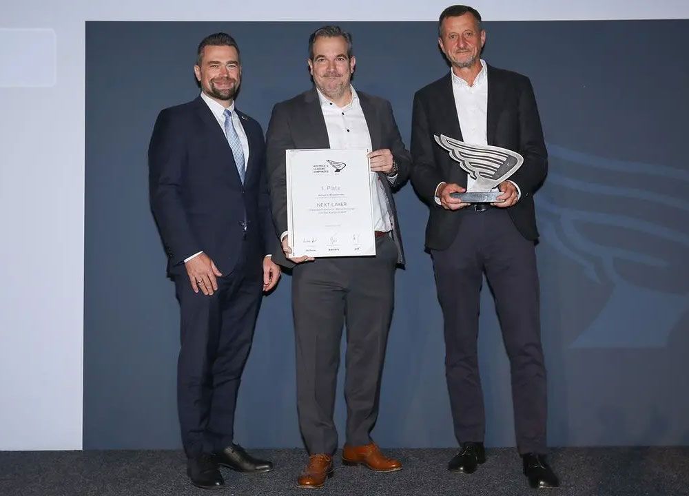 ALC Wien Sieger Mittelbetriebe: Next Layer Telekommunikations- dienstleistungs- und Beratungs GmbH - (v. l.) TÜV-Austria-Geschäftsführer Günter Göttlich mit Next Layer Sales Director Peter Heinrich und Geschäftsführer Georg Chytil. (c) Guenther Peroutka | Die Presse