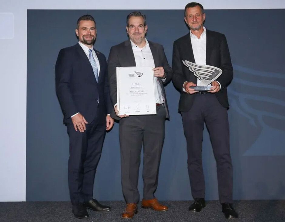 ALC Wien Sieger Mittelbetriebe: Next Layer Telekommunikations- dienstleistungs- und Beratungs GmbH - (v. l.) TÜV-Austria-Geschäftsführer Günter Göttlich mit Next Layer Sales Director Peter Heinrich und Geschäftsführer Georg Chytil. (c) Guenther Peroutka | Die Presse