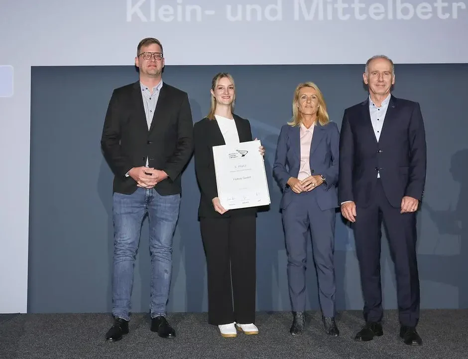 3. Platz Klein- und Mittelbetriebe für die Helbok GmbH aus Lustenau (v. l.): Prokurist Andreas Helbok, Geschäftsführerin Eva Helbok-Mayer, WK Vorarlberg-Vizepräsidentin Petra Kreuzer sowie Laudator Thomas Hinteregger, TÜV AUSTRIA Regional Director Vorarlberg.