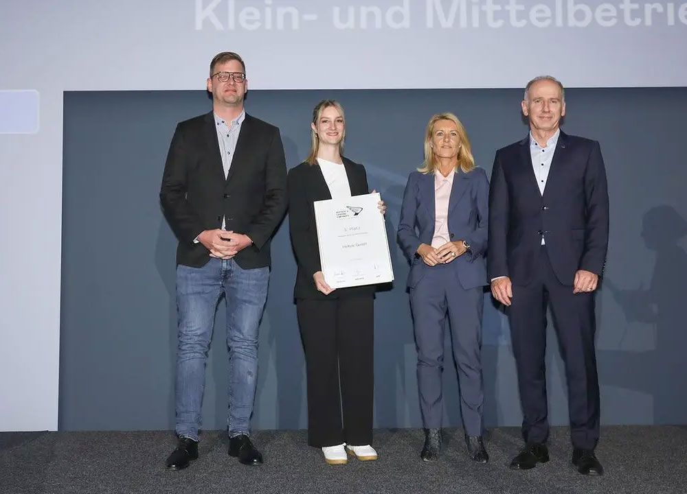 3. Platz Klein- und Mittelbetriebe für die Helbok GmbH aus Lustenau (v. l.): Prokurist Andreas Helbok, Geschäftsführerin Eva Helbok-Mayer, WK Vorarlberg-Vizepräsidentin Petra Kreuzer sowie Laudator Thomas Hinteregger, TÜV AUSTRIA Regional Director Vorarlberg.