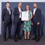 ALC: TÜV AUSTRIA-Repräsentant Thomas Fellner überreichte in Salzburg den 3. Platz Kleinbetriebe an A & C Automationssysteme & Consulting GmbH aus Salzburg. (c) Die Presse | Guenther Peroutka