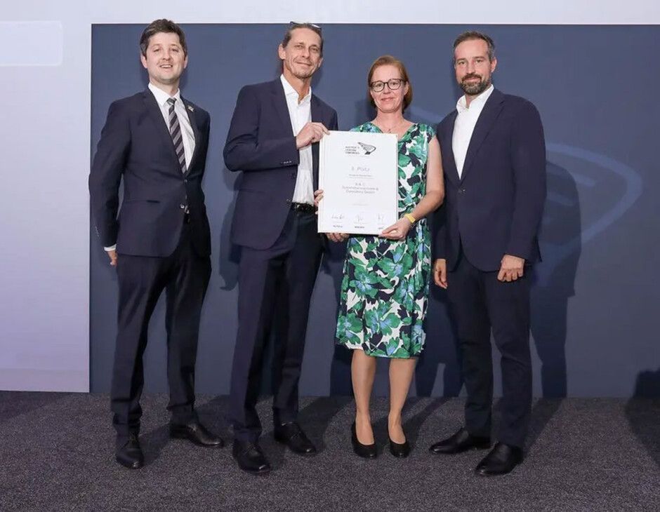 ALC: TÜV AUSTRIA-Repräsentant Thomas Fellner überreichte in Salzburg den 3. Platz Kleinbetriebe an A & C Automationssysteme & Consulting GmbH aus Salzburg. (c) Die Presse | Guenther Peroutka