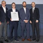 ALC Steiermark: 2. Platz Mittelbetriebe – Ventrex Automotive GmbH aus Graz (v. l.): WK Steiermark-Präsident Josef Herk mit Ventrex-Geschäftsführer Wolfgang Klautzer und CTO Elmar Deligianni sowie TÜV AUSTRIA Regional Director Peter Geymayer. (c) Guenther Peroutka | Die Presse