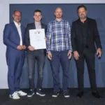 ALC 2025 Tirol: Zweiter Platz Großbetriebe – Lambda Wärmepumpen GmbH aus Kirchbichl (v. l.): Wirtschaftslandesrat Mario Gerber, die Lambda-Geschäftsführer Florian Entleitner und Florian Fuchs mit TÜV AUSTRIA Regionalleiter Peter Gredler. (c) Guenther Peroutka | Die Presse
