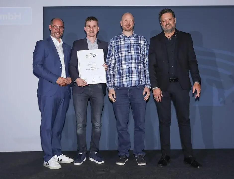 ALC 2025 Tirol: Zweiter Platz Großbetriebe – Lambda Wärmepumpen GmbH aus Kirchbichl (v. l.): Wirtschaftslandesrat Mario Gerber, die Lambda-Geschäftsführer Florian Entleitner und Florian Fuchs mit TÜV AUSTRIA Regionalleiter Peter Gredler. (c) Guenther Peroutka | Die Presse