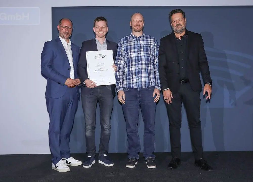 ALC 2025 Tirol: Zweiter Platz Großbetriebe – Lambda Wärmepumpen GmbH aus Kirchbichl (v. l.): Wirtschaftslandesrat Mario Gerber, die Lambda-Geschäftsführer Florian Entleitner und Florian Fuchs mit TÜV AUSTRIA Regionalleiter Peter Gredler.